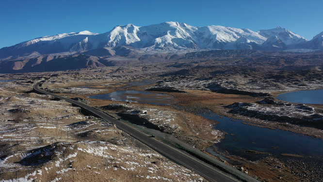 新疆帕米尔高原慕士塔格雪峰下的中巴公路